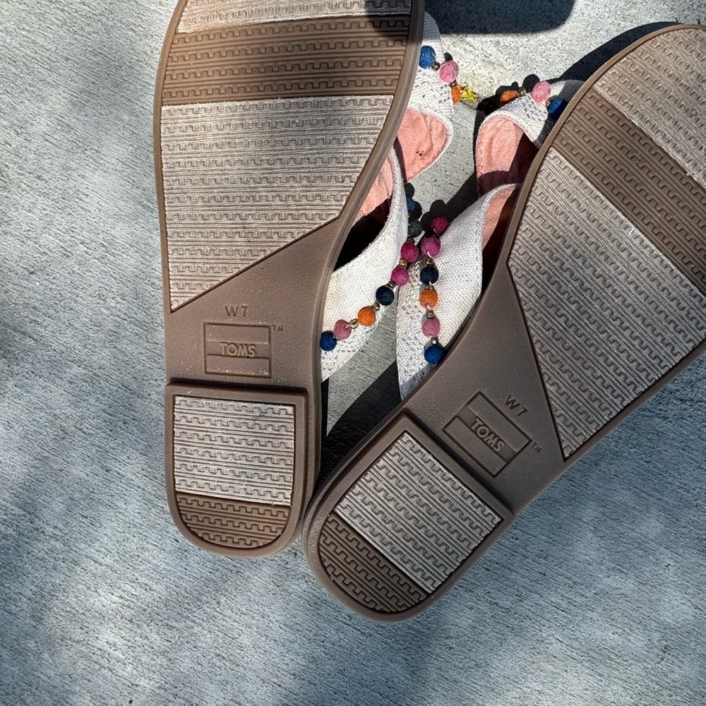 TOMS Women’s Size 7 Beaded Slide Sandals Boho Multicolor Pom Detail - Picture 2 of 4